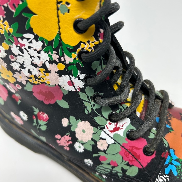 Dr. Martens AirWair Black Floral Boots Women Size 5 Festival Boho Iconic - Picture 3 of 7